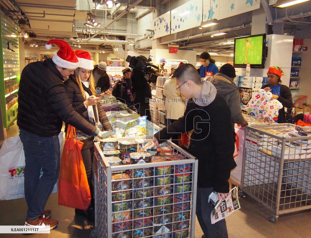Year-end shopping season begins in New York