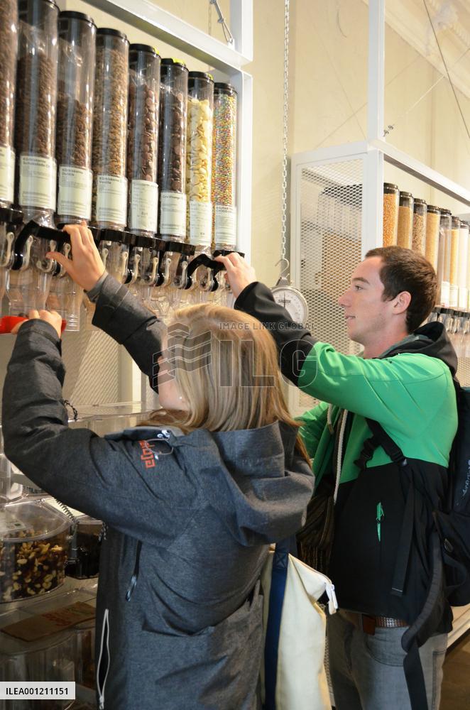 Berlin shoppers flock to package-free supermarket