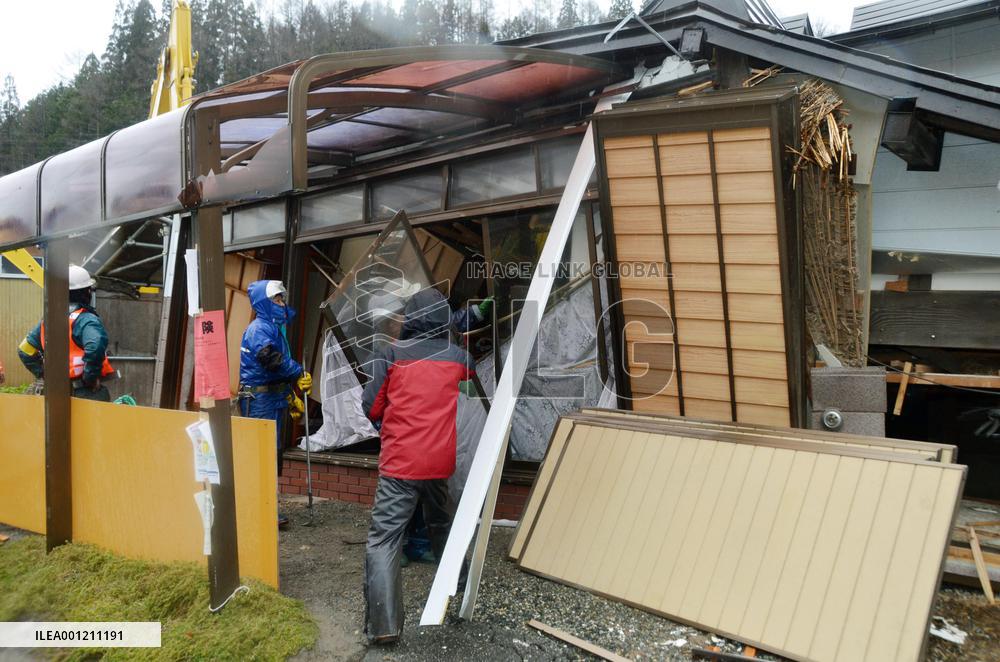 Quake-damaged house in northern Nagano demolished