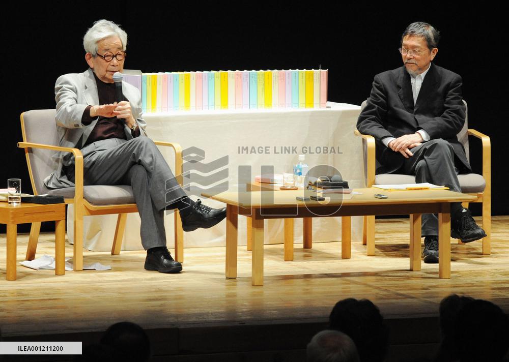 Writers Oe, Ikezawa at open dialogue in Tokyo