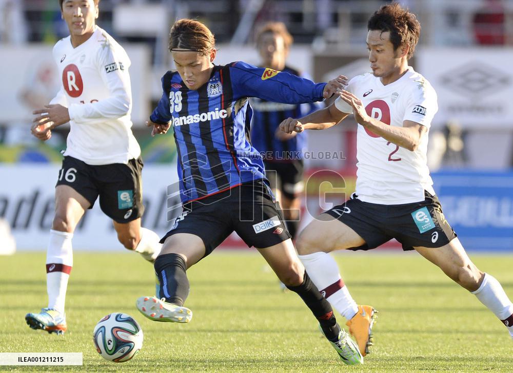 Gamba Osaka's Usami plays vs Vissel Kobe