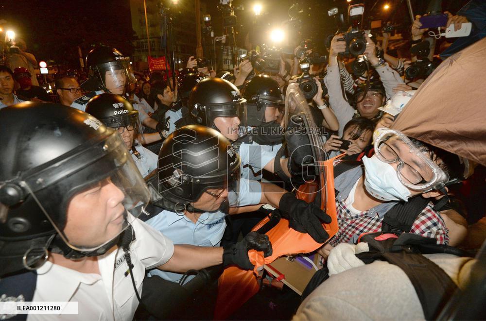 H.K. demonstrators, police clash