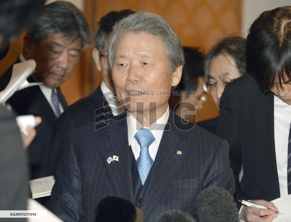 Japan business lobby head meets with S. Korean pres.