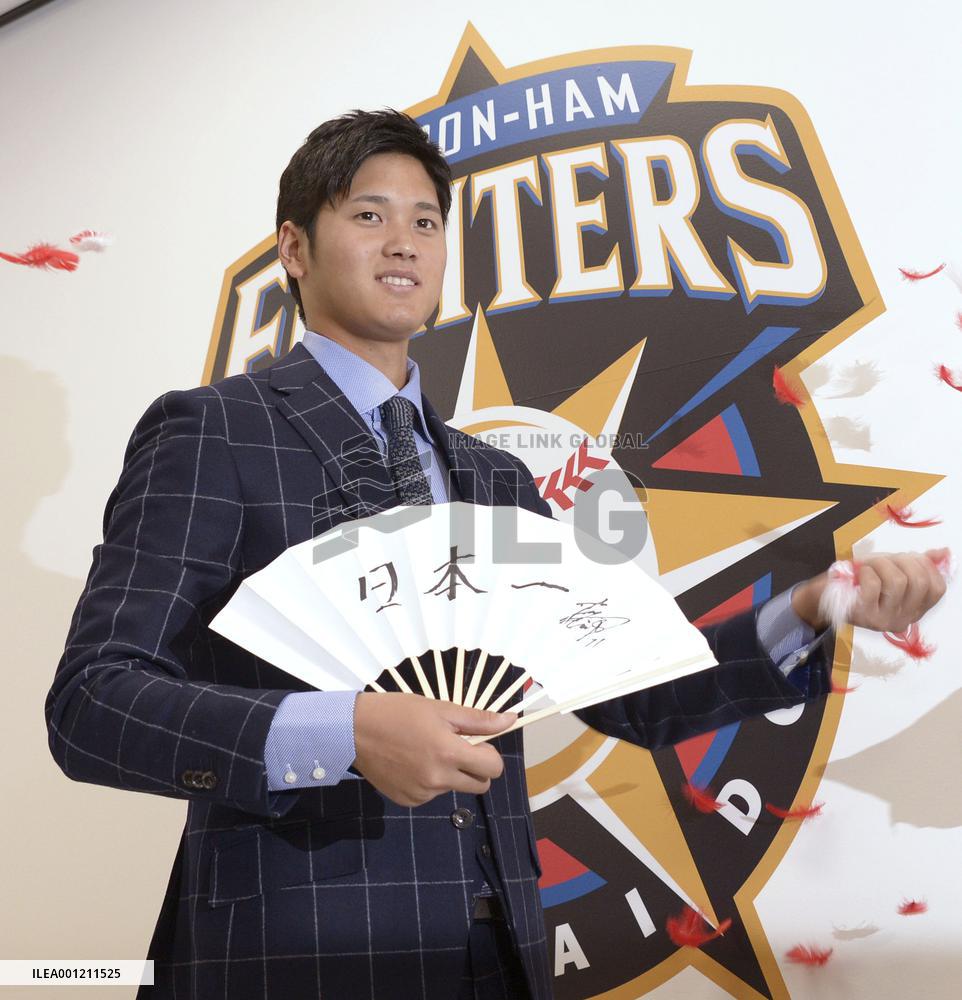 Otani signs 100-mil.-yen contract with Fighters