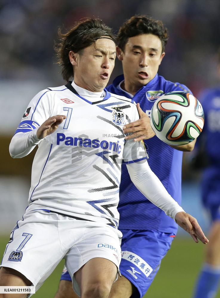 Gamba's Endo, Tokushima's Hashiuchi vie for ball