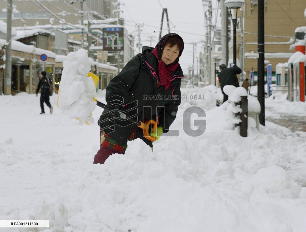 Heavy snow in Japan