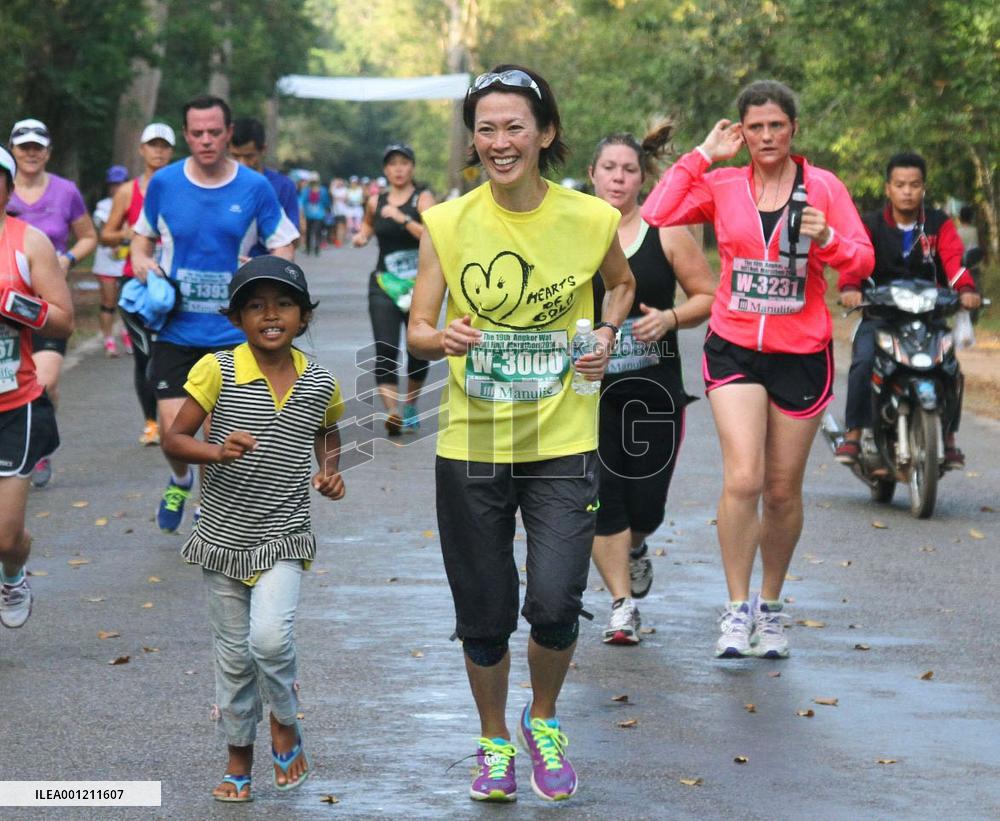 Arimori runs with kid in Angkor Wat half marathon