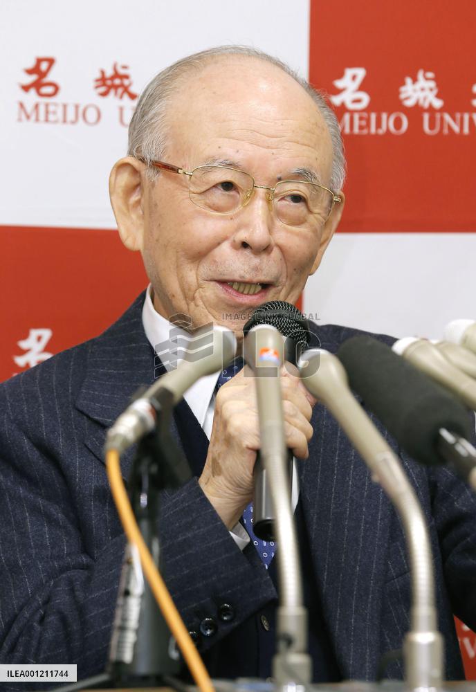 Nobel laureate Akasaki returns home