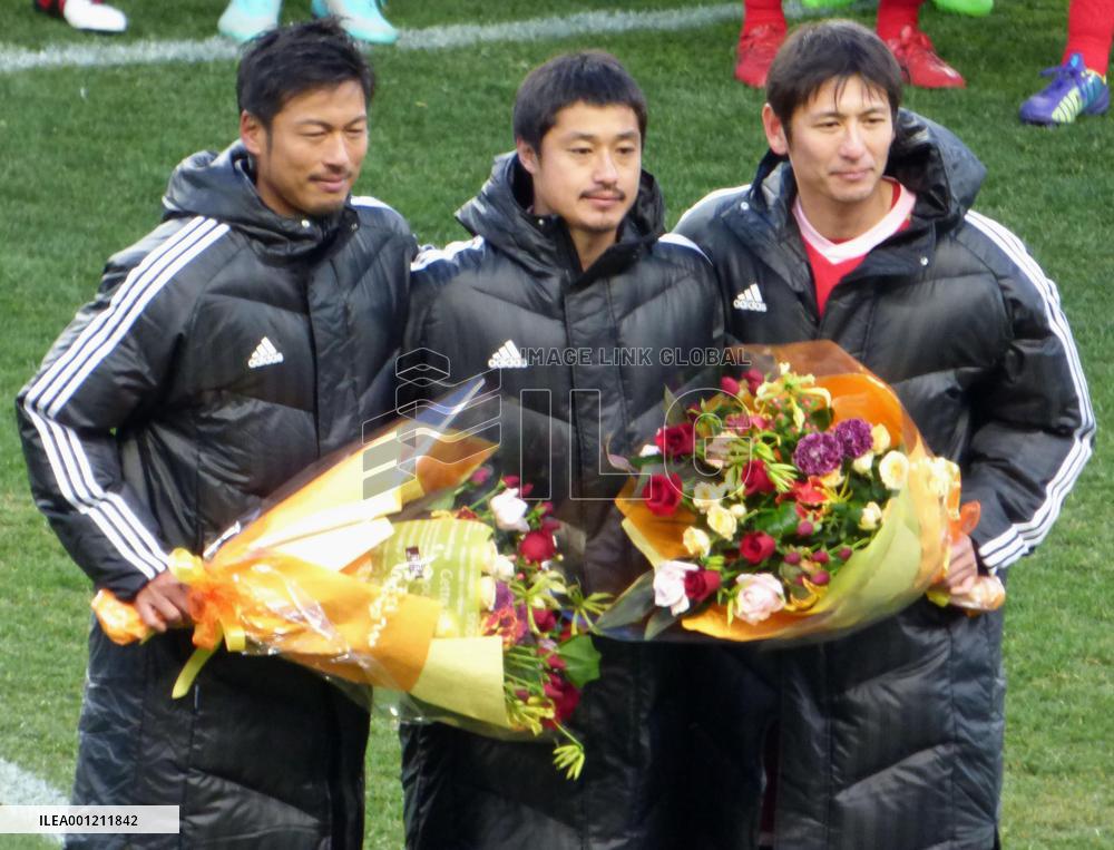 Retired Yanagisawa, Nakata pose with Ogasawara