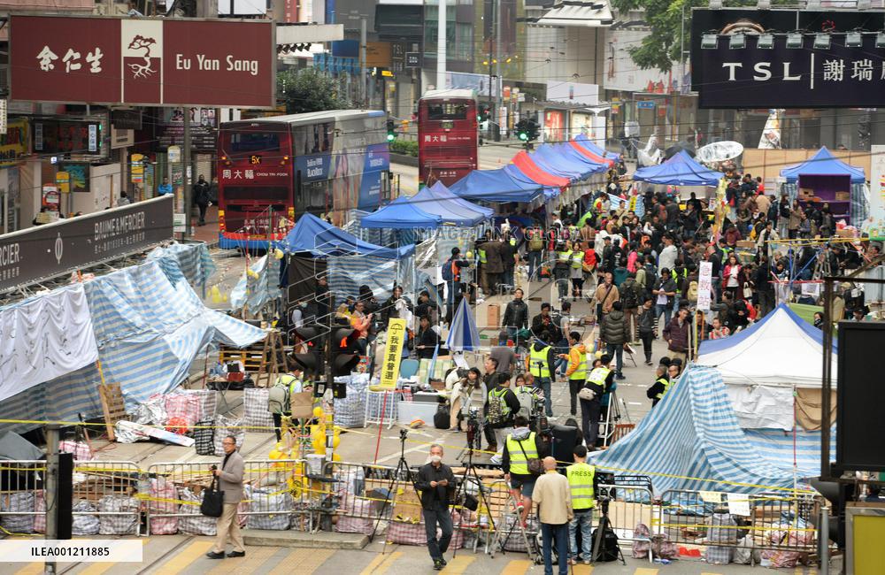 Police start removing barricades at last occupation site