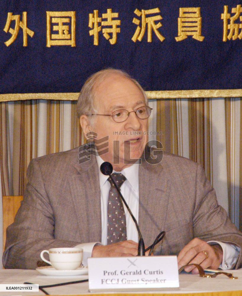 Prof. Curtis gives press conference in Tokyo