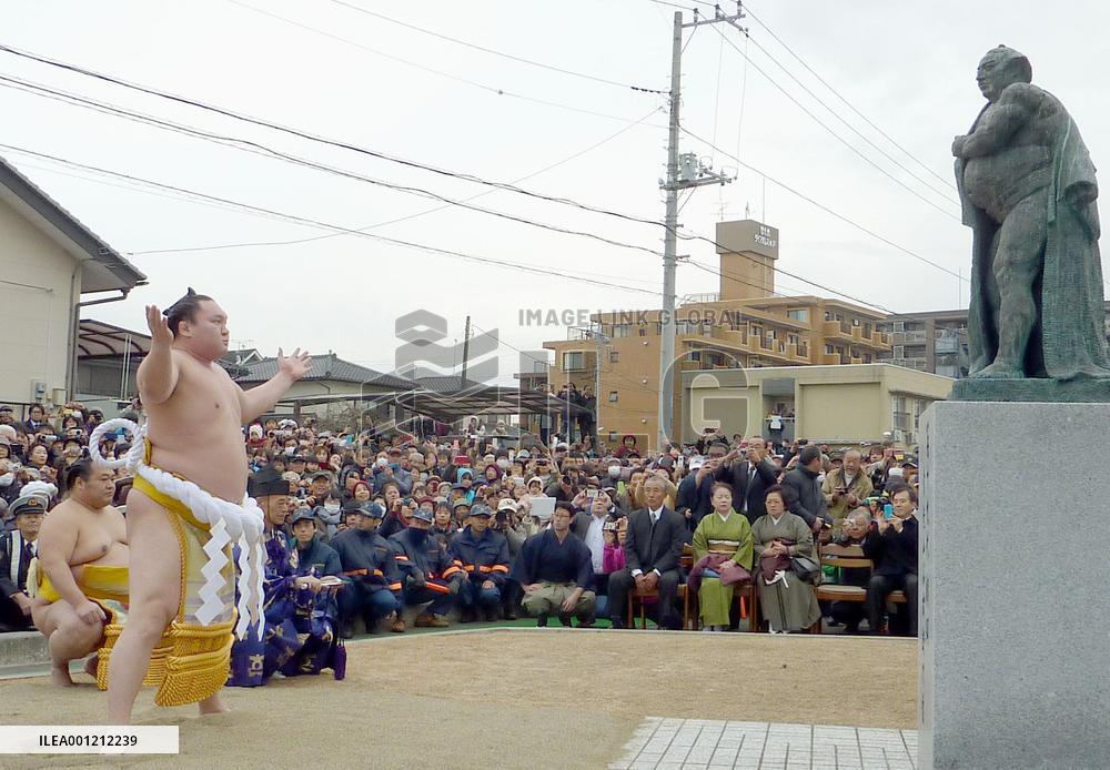 Hauho conducts ring-entering rite for sumo legend