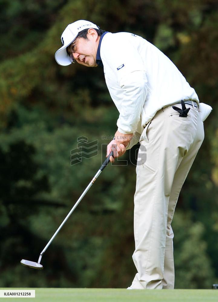 Japan PM Abe enjoys golf for 1st time in 4 months