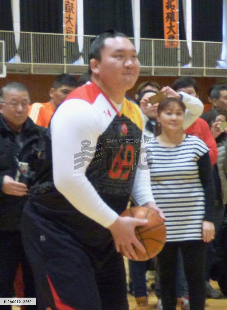 Yokozuna Hakuho mingles with Mongolian youths