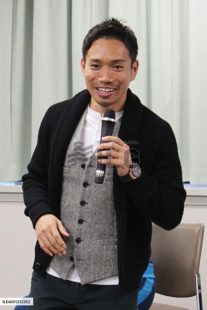 Nagatomo says Japan's players have to trust embattled coach Aguirre