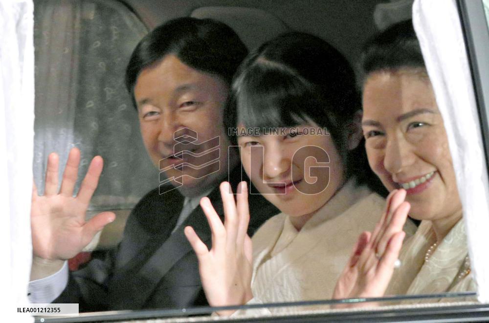 Crown Prince, family arrive for emperor's birthday dinner