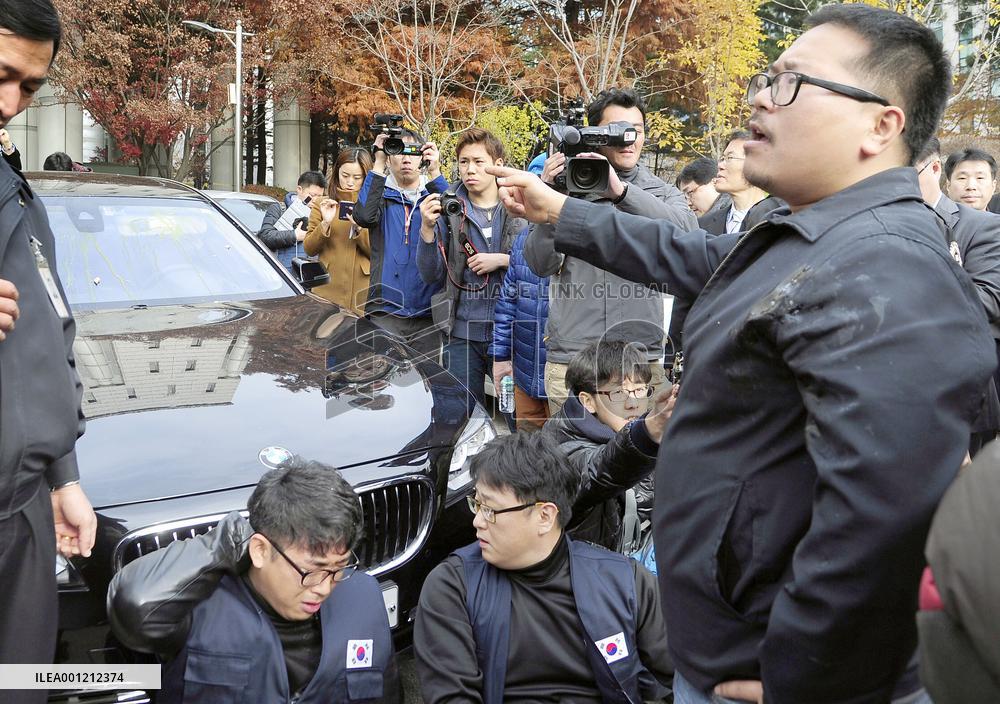 S. Korean protesters stop car carrying Japanese reporter