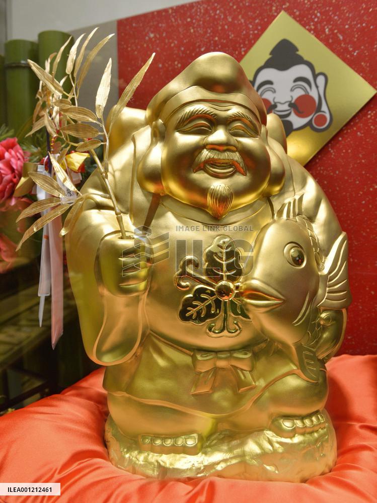 Pure gold Ebisu statuette displayed at Osaka jewelry shop