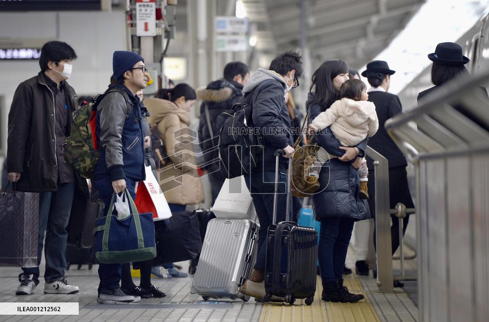 New Year holiday exodus peaks in Japan