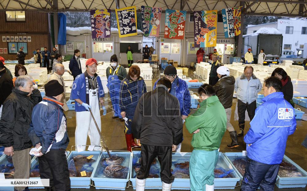 1st auction at temporary fish market in Miyagi