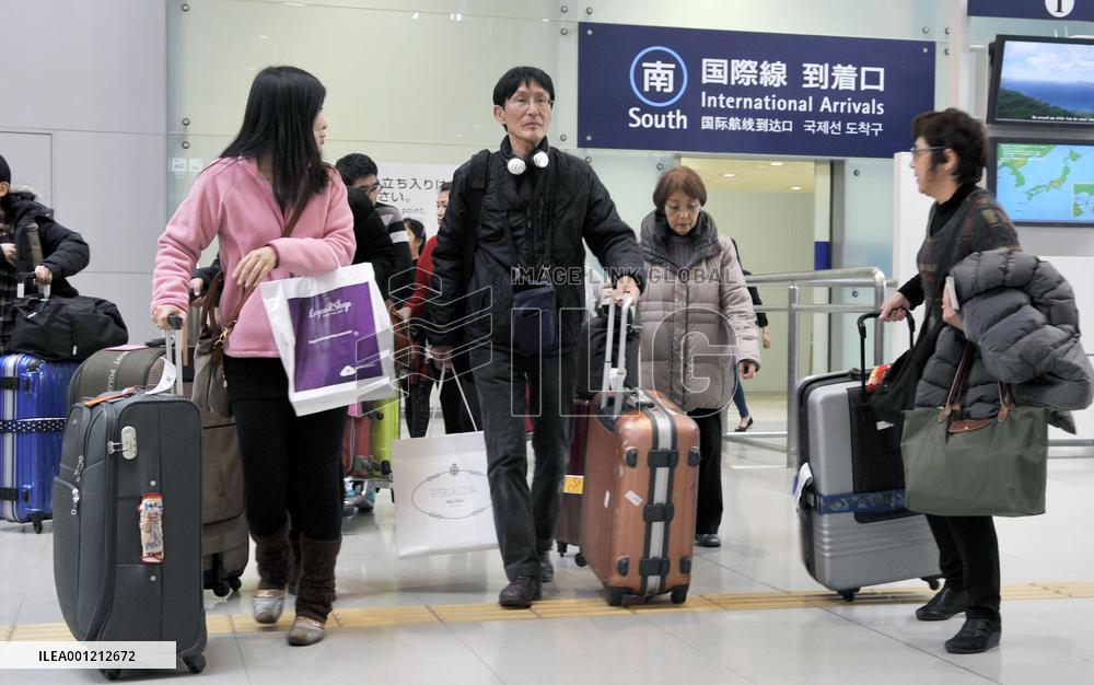 Returning New Year's travelers reach peak