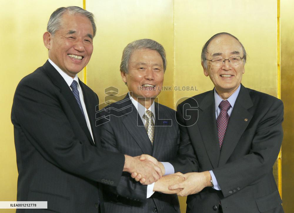 Japanese business leaders stress need for pay hikes
