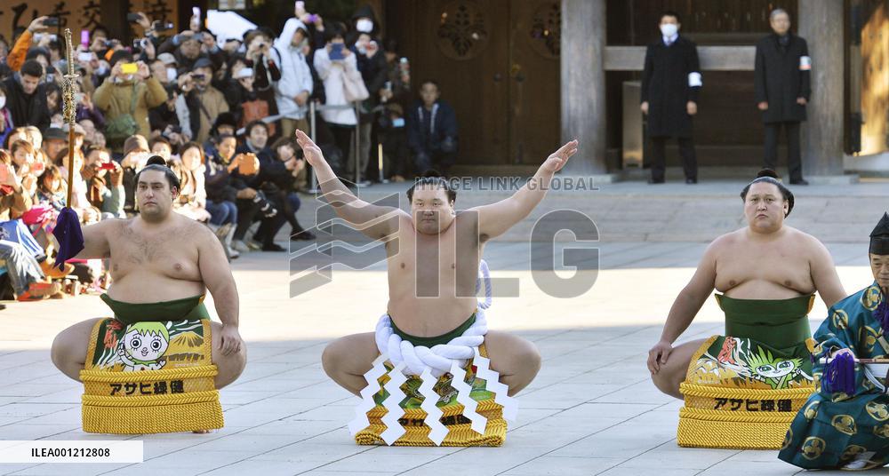 Yokozuna Hakuho performs ring-entering rite in Tokyo