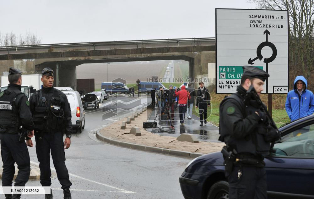 French shooters hold hostage