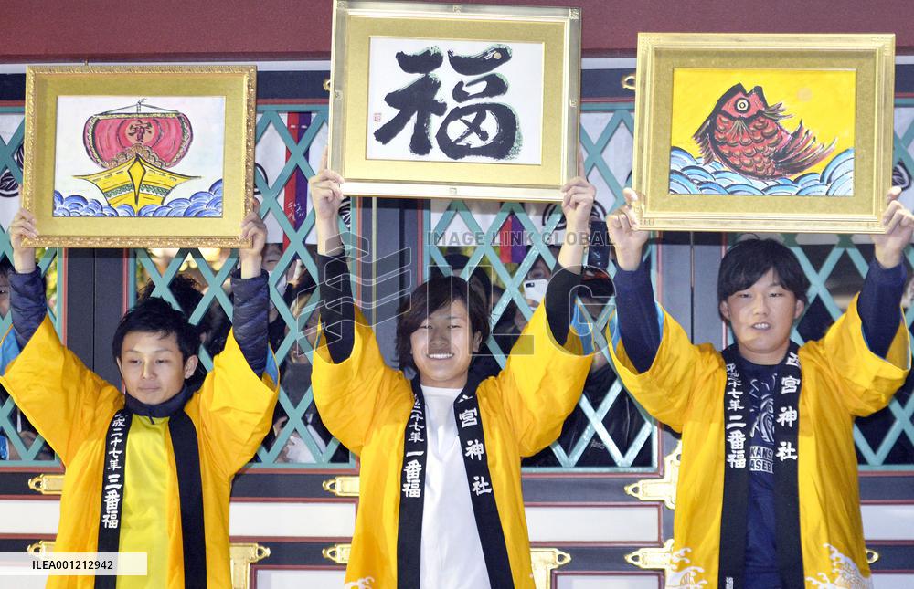 Top 3 'lucky man' race finishers hold up character, pictures