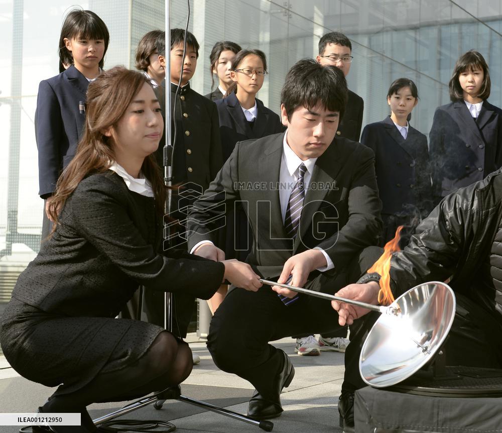 New adults light memorial flame on 20th anniv. of 1995 quake