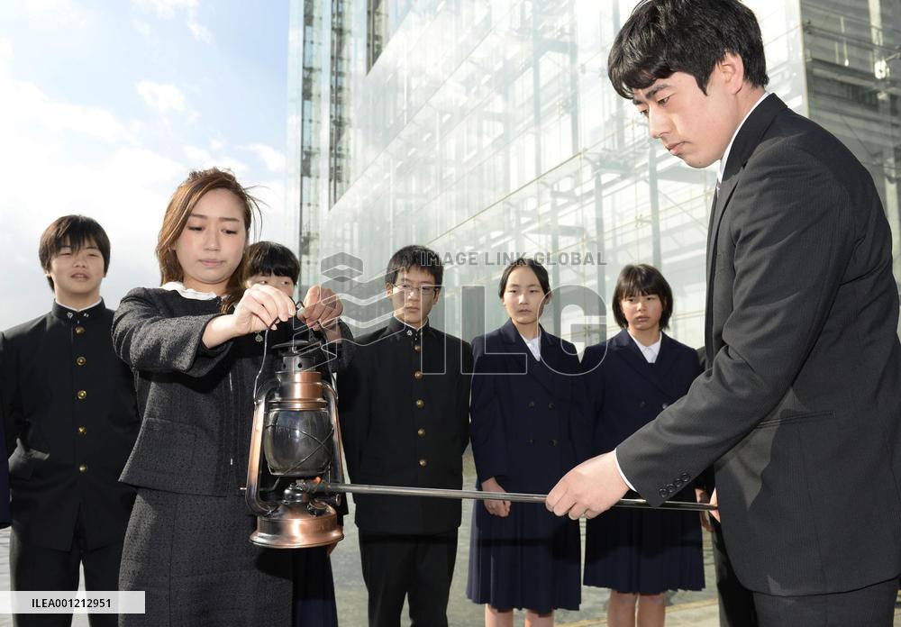 New adults light memorial flame on 20th anniv. of 1995 quake