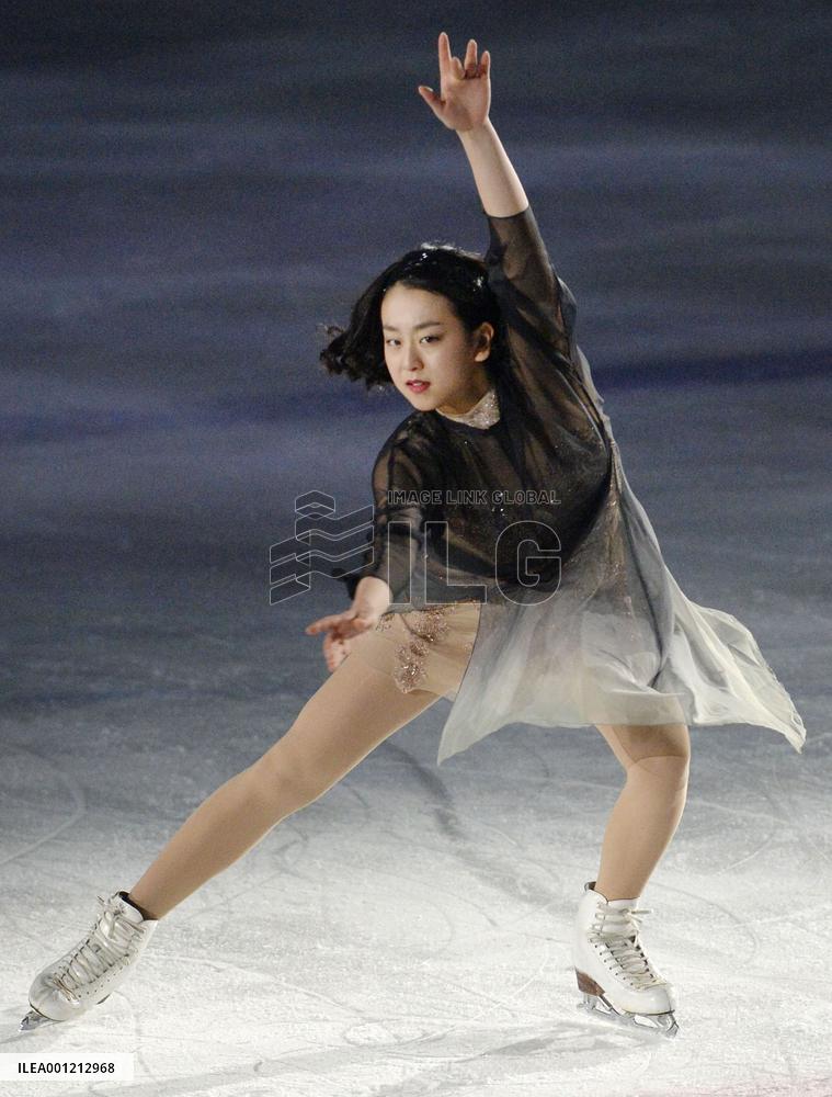 Asada makes year's 1st public appearance on ice