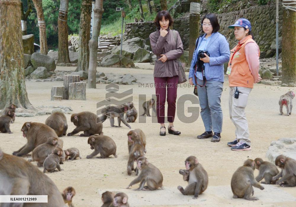 Author of book on legendary monkey boss visits park