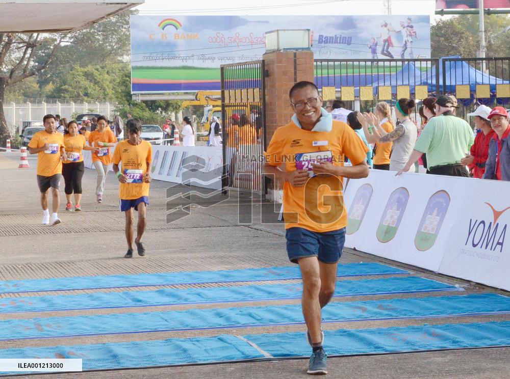 Citizens enjoy running in int'l marathon in Yangon