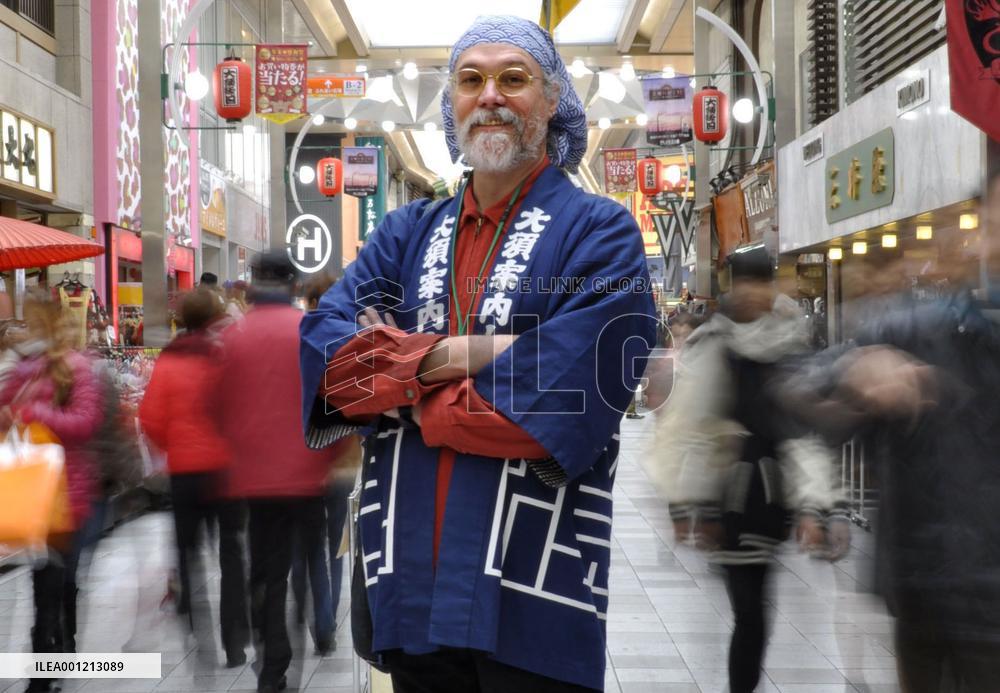 American serves as guide for Nagoya shopping street