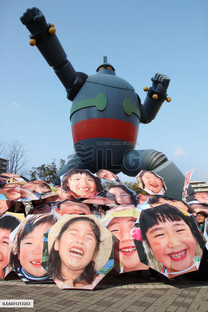 Umbrellas with kids' smiles mark 20th anniv. of Kobe quake