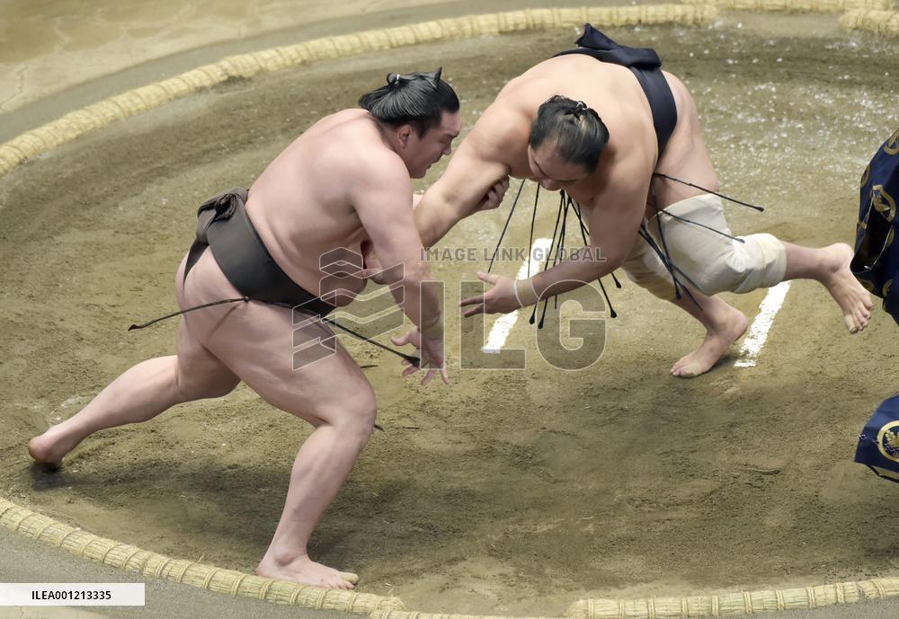 Hakuho remains unbeaten at New Year sumo tournament