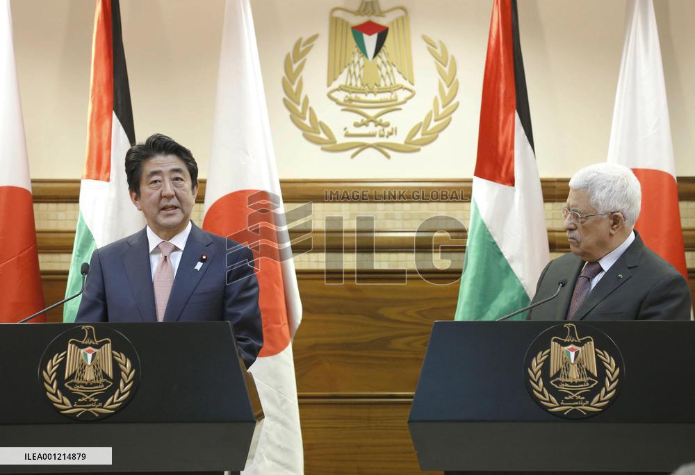 Abe seeks help from Abbas over hostage crisis