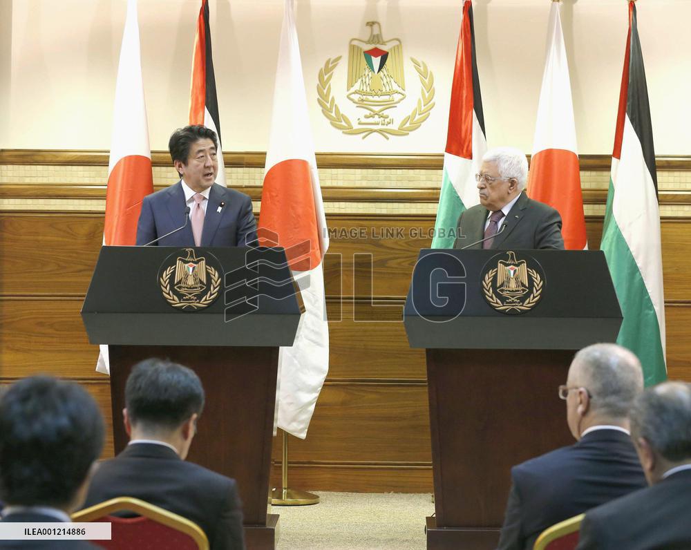 Abe seeks help from Abbas over hostage crisis