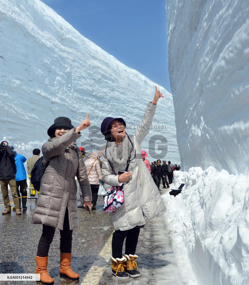 Tourists attracted to snow wall in central Japan