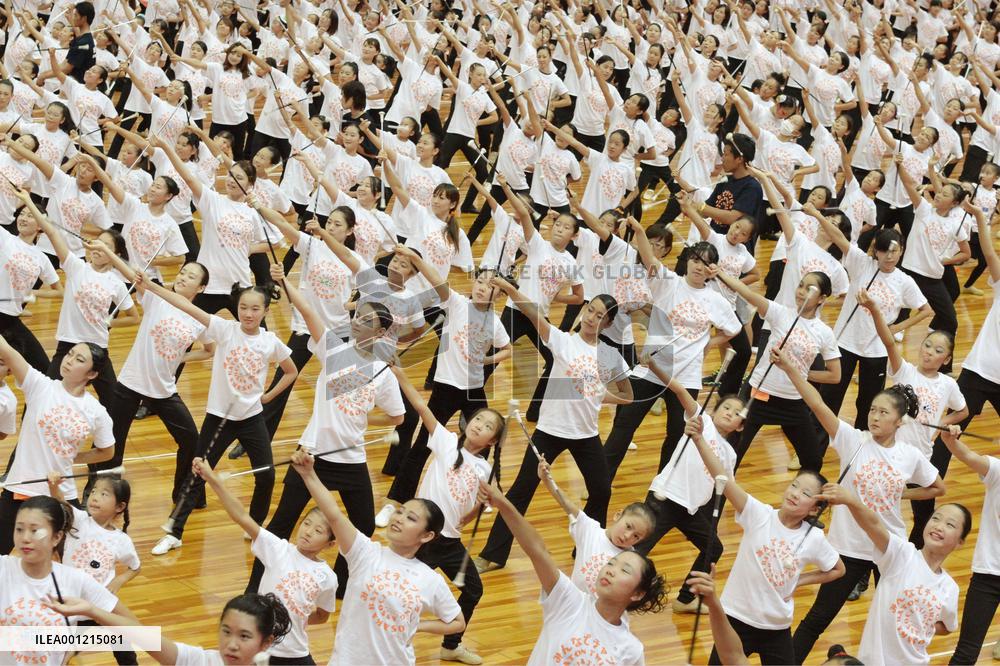 Guinness record set in Japan for most people twirling batons