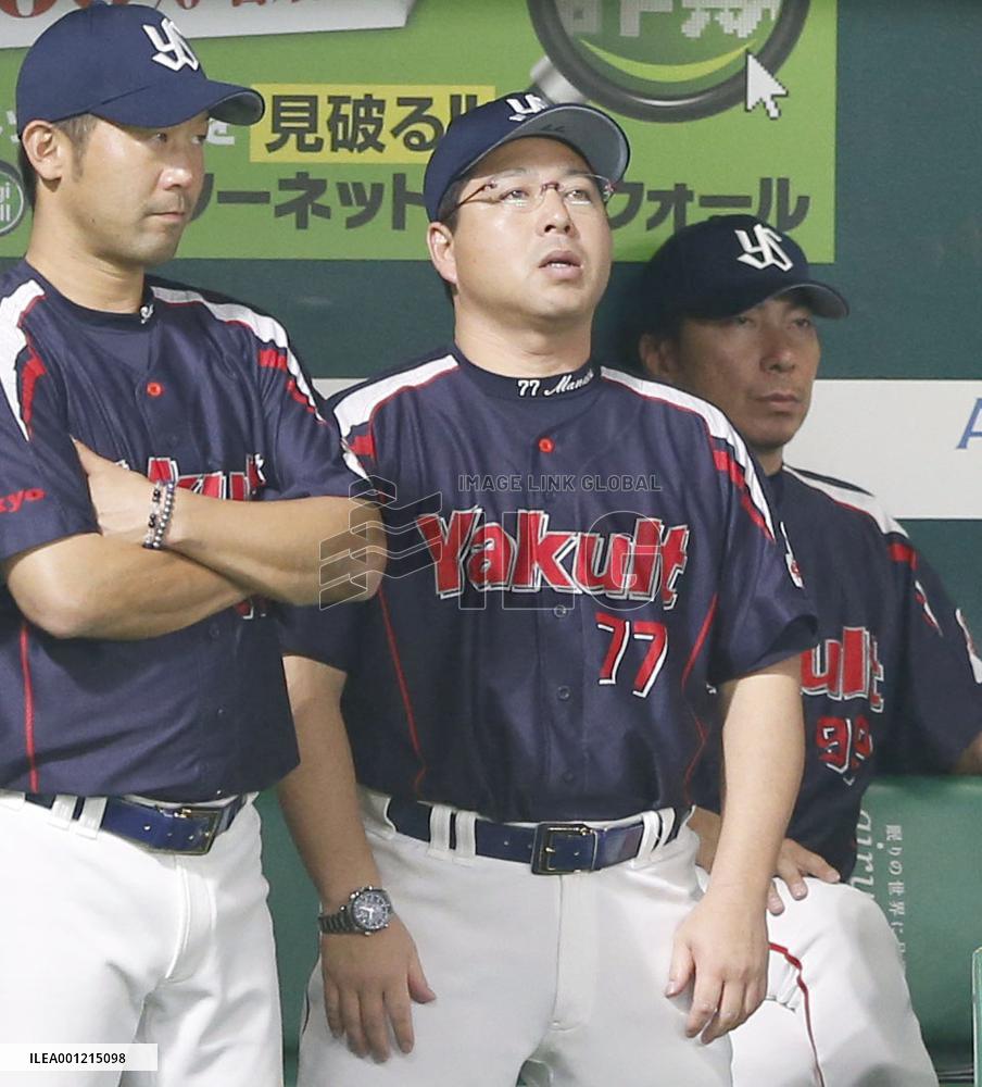 Van den Hurk, Lee lead Hawks to Game 2 win