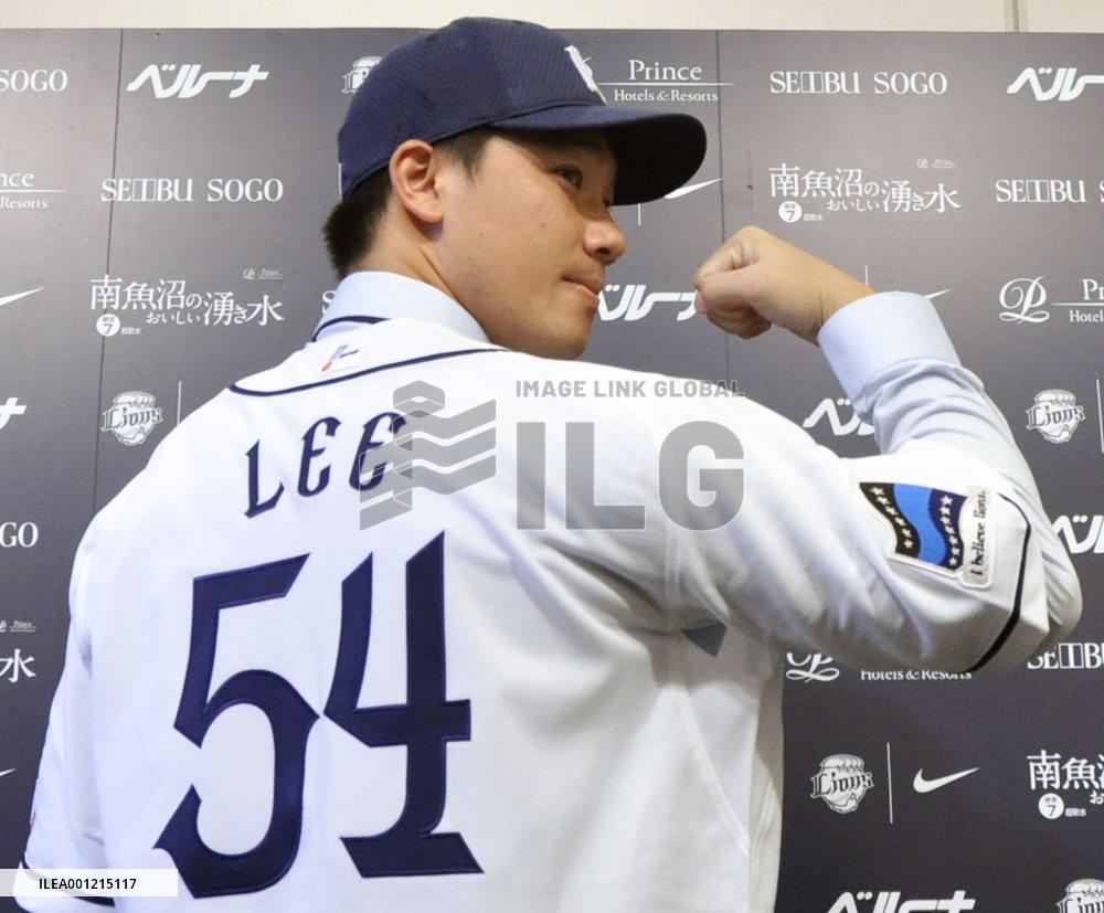 Ex-Cleveland Indian Lee meets press after signing with Seibu