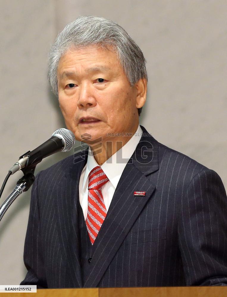 Keidanren chief calls for serious talks over wage hikes
