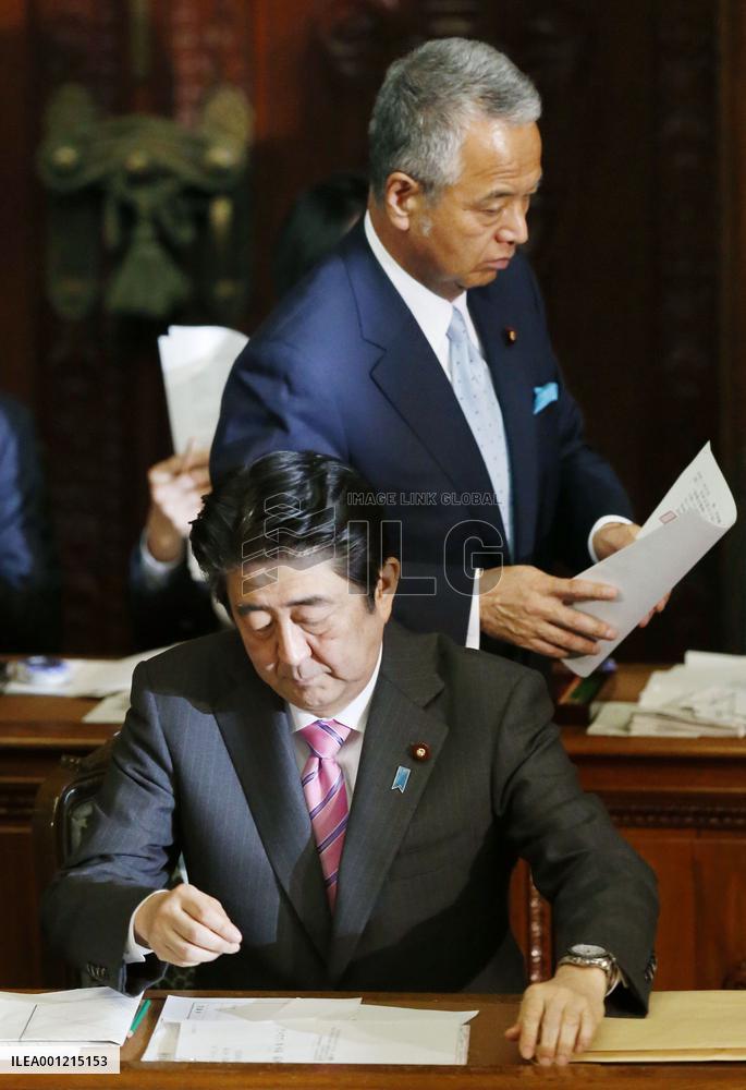 Abe wants Amari to stay in Cabinet despite graft allegation