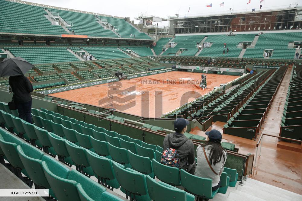 Rains washes out play at French Open
