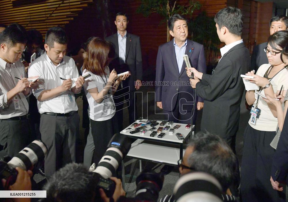 Abe meets with reporters over hostage crisis