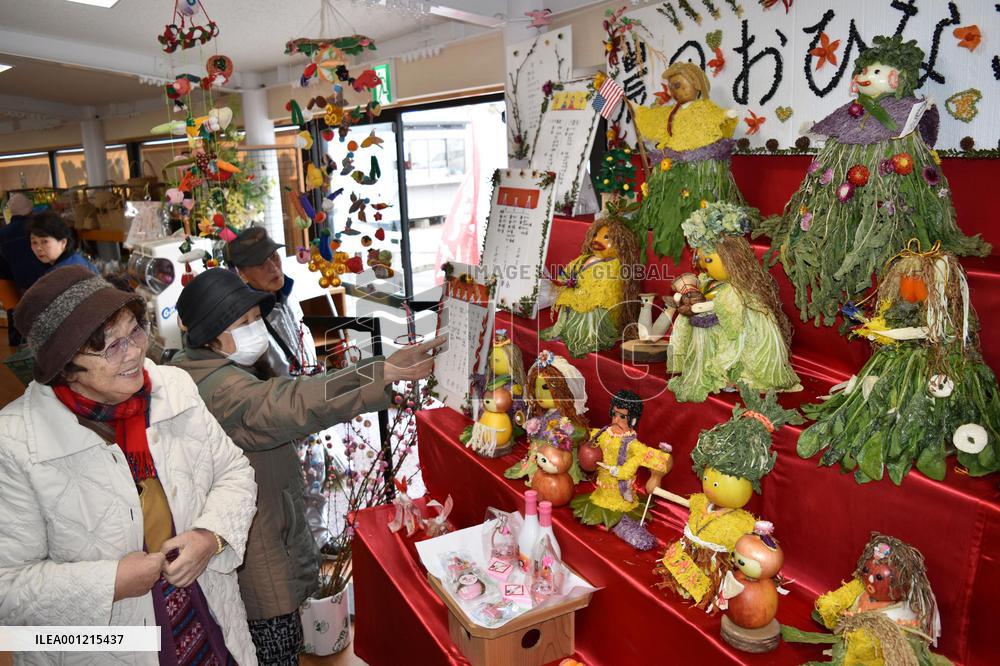 Vegetable "hina" dolls featuring celebrities