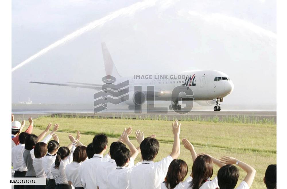 2nd runway opens at Kansai Int'l Airport