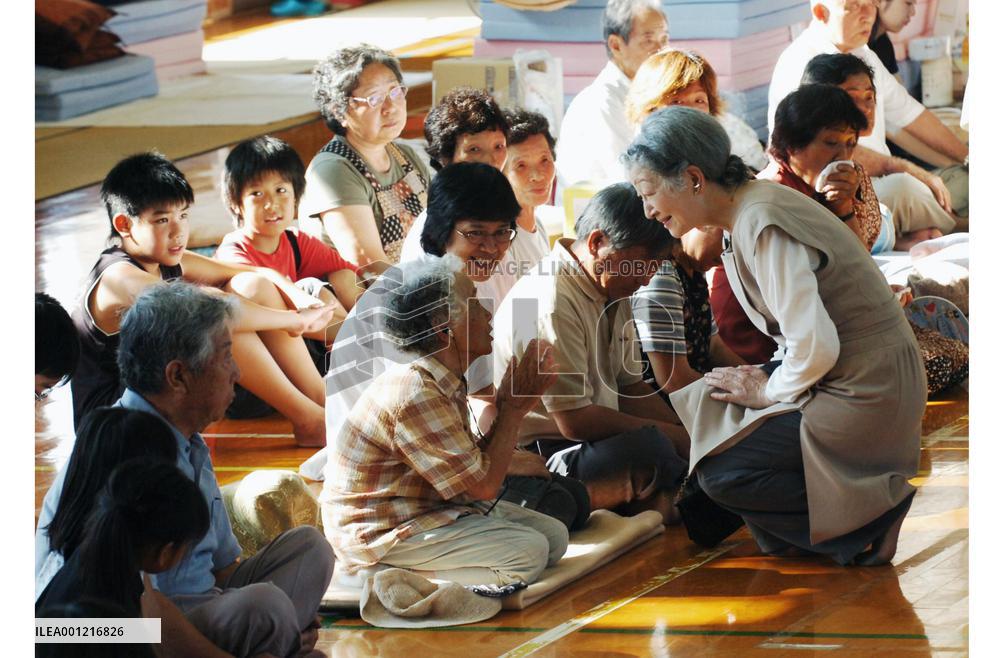 Emperor, empress visit quake-hit Niigata areas